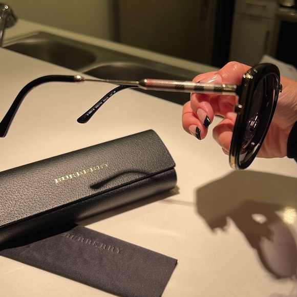 Burberry Sunglasses For Sale - Picture 4 of 8